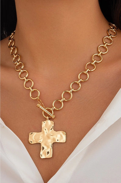 Notable Hammered Cross Front Toggle Necklace | Gold
