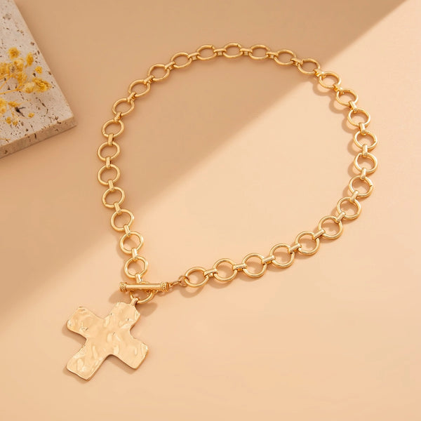 Notable Hammered Cross Front Toggle Necklace | Gold